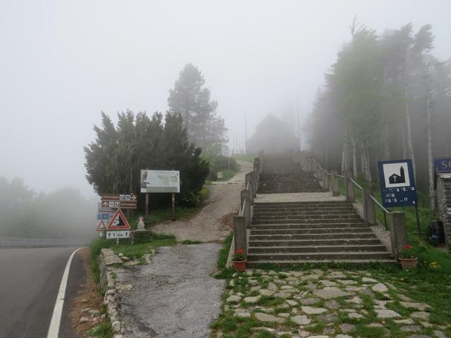 Nebel empfängt uns während wir die Stufen hinauf zum Santuario della Madonna della Guardia hinauflaufen