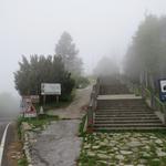 Nebel empfängt uns während wir die Stufen hinauf zum Santuario della Madonna della Guardia hinauflaufen