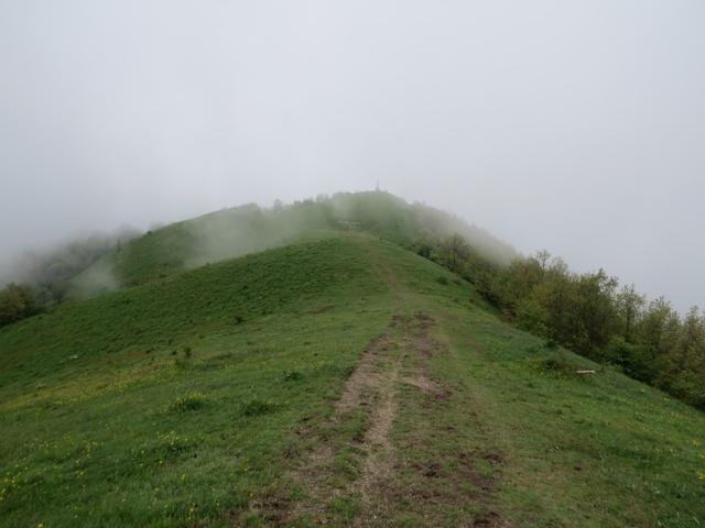 vor uns taucht der Monte Cucchero auf