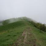 vor uns taucht der Monte Cucchero auf