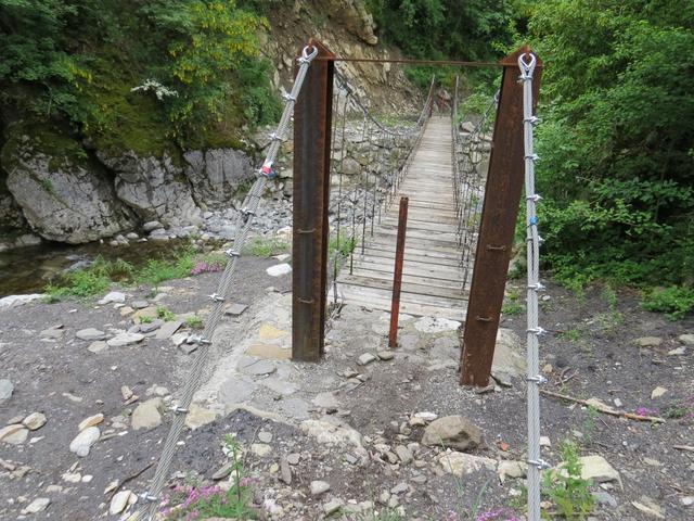 kurz nach Groppoli überqueren wir über eine neu erbaute Hängebrücke, den Wildbach Civasola