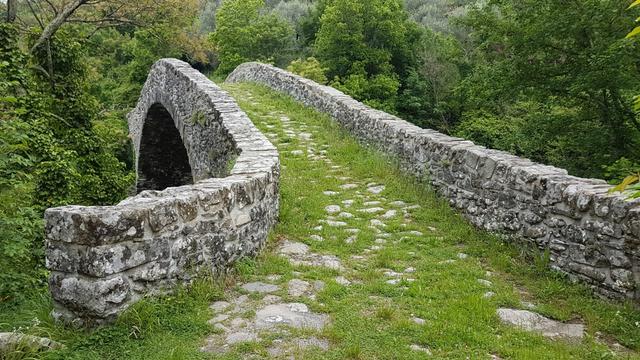 ein mit Feldsteinen gepflasterter alter Handelsweg, führt uns zu einer alten Steinbogenbrücke