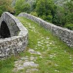 ein mit Feldsteinen gepflasterter alter Handelsweg, führt uns zu einer alten Steinbogenbrücke