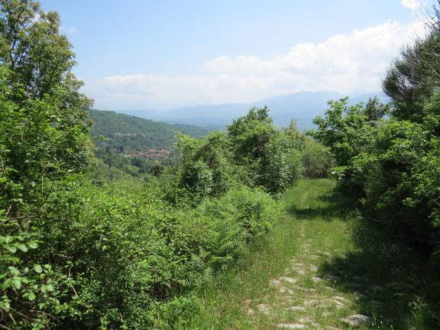 auf dem gepflasterten Kreuzweg, steil und teilweise in Serpentinen wandern wir nun abwärts Richtung Arzengio