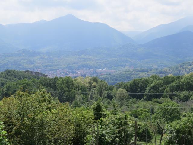 vom Dorfplatz in Arzengio blicken wir hinunter nach Pontremoli. Auch in Arzengio keine Einkehrmöglichkeit