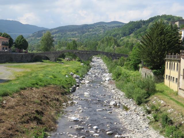 Blick auf den Fluss Magra mit seiner alten Steinbogenbrücke