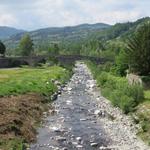 Blick auf den Fluss Magra mit seiner alten Steinbogenbrücke