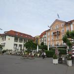 viele Restaurants und Hotel säumen den grossen Platz vor dem Hafen