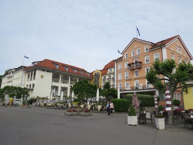 viele Restaurants und Hotel säumen den grossen Platz vor dem Hafen