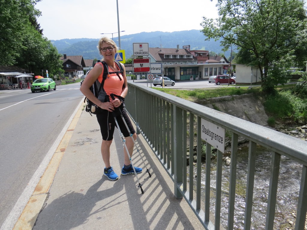 der Weg führt uns nun über den Fluss und zugleich nach Österreich