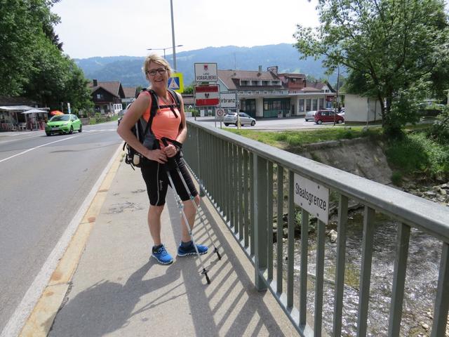 der Weg führt uns nun über den Fluss und zugleich nach Österreich