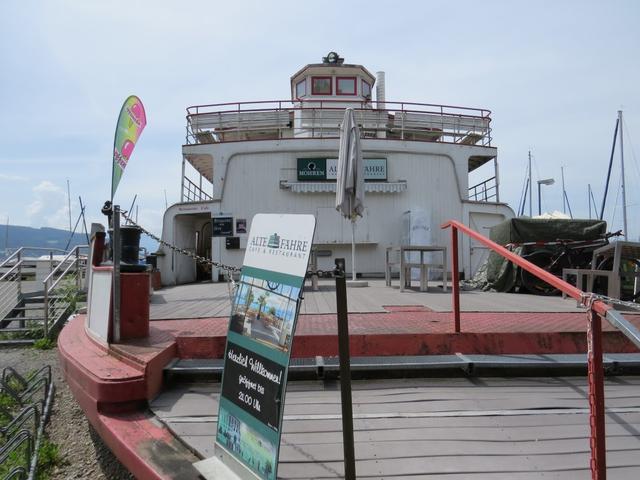 bei der alten Fähre im Hafen von Lochau, entscheiden wir uns spontan eine Mittagspause einzulegen