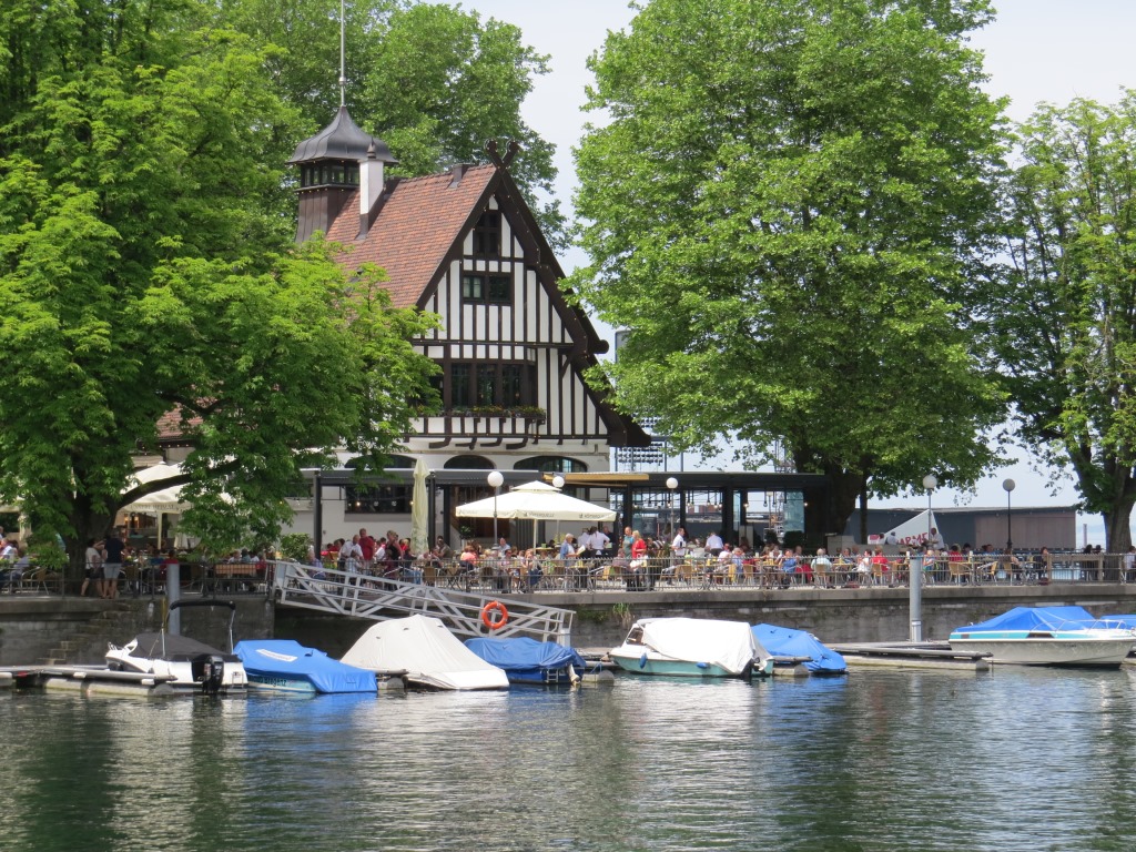 schon von weitem ist das Wirtshaus am See ersichtlich