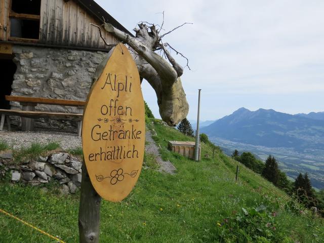 bei dieser Alphütte könnte man Einkehren, und auf der Bank draussen, die traumhafte Aussicht geniessen