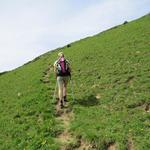 bei der kleinen Hütte von Wang, zieht der Wanderweg -nun wieder sehr deutlich ersichtlich- ein bisschen links weg...