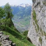 wir befinden uns direkt bei der senkrecht abfallenden Felswand des Gonzen, und schauen hinunter nach Sargans