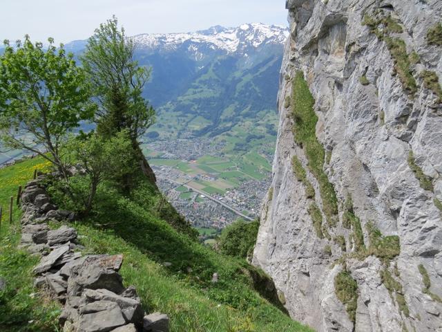 wir befinden uns direkt bei der senkrecht abfallenden Felswand des Gonzen, und schauen hinunter nach Sargans