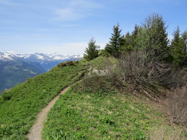 dann urplötzlich taucht das Gipfelkreuz vor uns auf