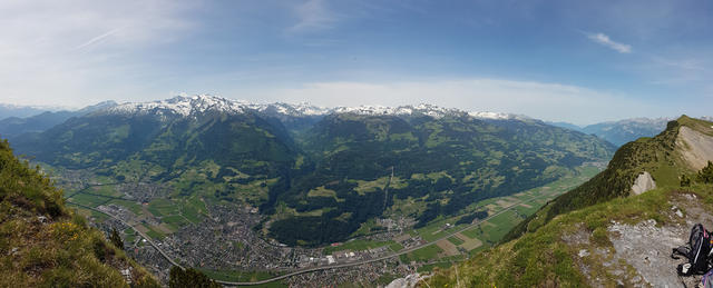 sehr schönes Breitbildfoto. Tief unter uns Sargans. Direkt vor uns die Bündner- und Glarner Berge