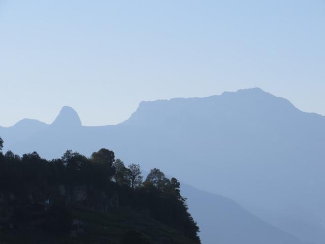 Blick vom Balkon des Hotelzimmer auf Dent de Jaman und Rochers de Naye. Heute geht es dort hinauf