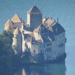 Blick auf Schloss Chillon. Direkt vor dem Schloss verläuft die Via Francigena Richtung Rom