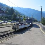 die Zahnradbahn mit viel Gepäck der Bergläufer erscheint. Heute findet der Berglauf auf den Rochers de Naye statt