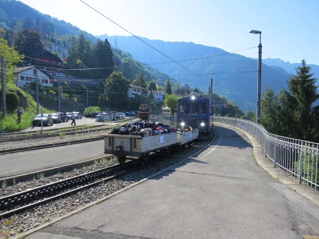 die Zahnradbahn mit viel Gepäck der Bergläufer erscheint. Heute findet der Berglauf auf den Rochers de Naye statt