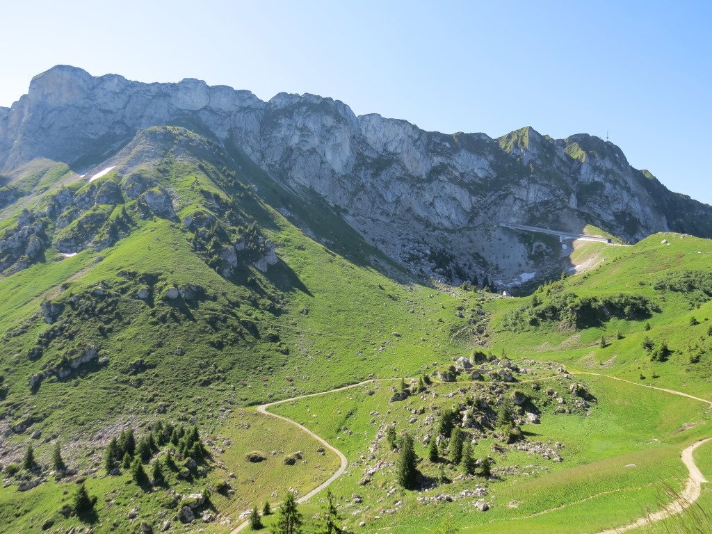 da die Höhle und der Bergweg zur Höhle teilweise eingestürzt ist, ist diese Wanderung nun nicht mehr möglich