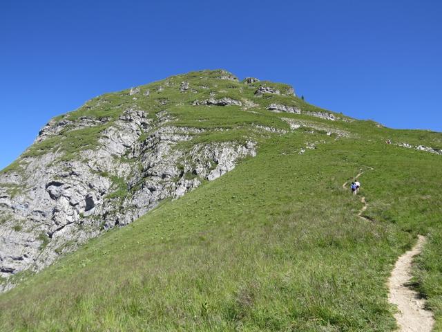 am Fusse des Dent de Jaman führt der Bergpfad nun steil...