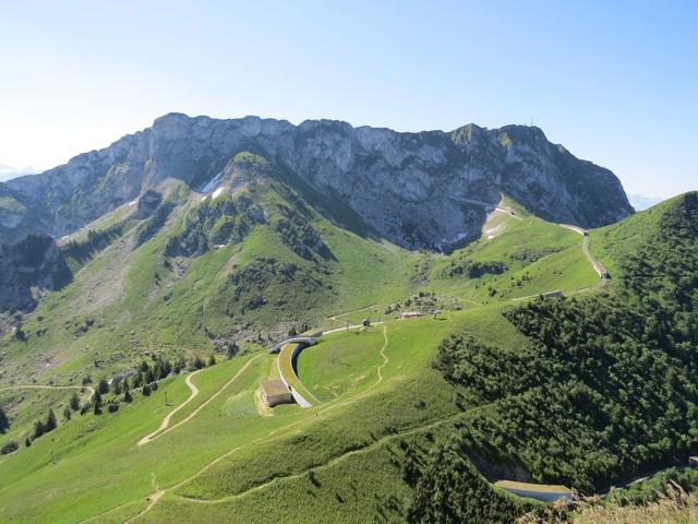 Blick hinunter zur Haltestelle Jaman. Im Hintergrund rechts der Gipfel des Rochers de Naye