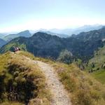 sehr schönes Breitbildfoto. Links Bergkette zum Vanile Blanc. Das Tal der Sarine. Rechts der Rochers de Naye