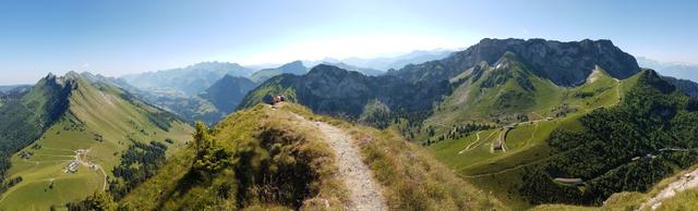 sehr schönes Breitbildfoto. Links Bergkette zum Vanile Blanc. Das Tal der Sarine. Rechts der Rochers de Naye