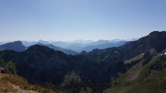 die Sicht reicht bis ins Berner Oberland