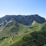 Blick auf die Zahnradbahnstrecke die auf den Rochers de Naye führt. Der Gipfel befindet sich ganz rechts der Bergkette