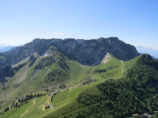 Blick auf die Zahnradbahnstrecke die auf den Rochers de Naye führt. Der Gipfel befindet sich ganz rechts der Bergkette