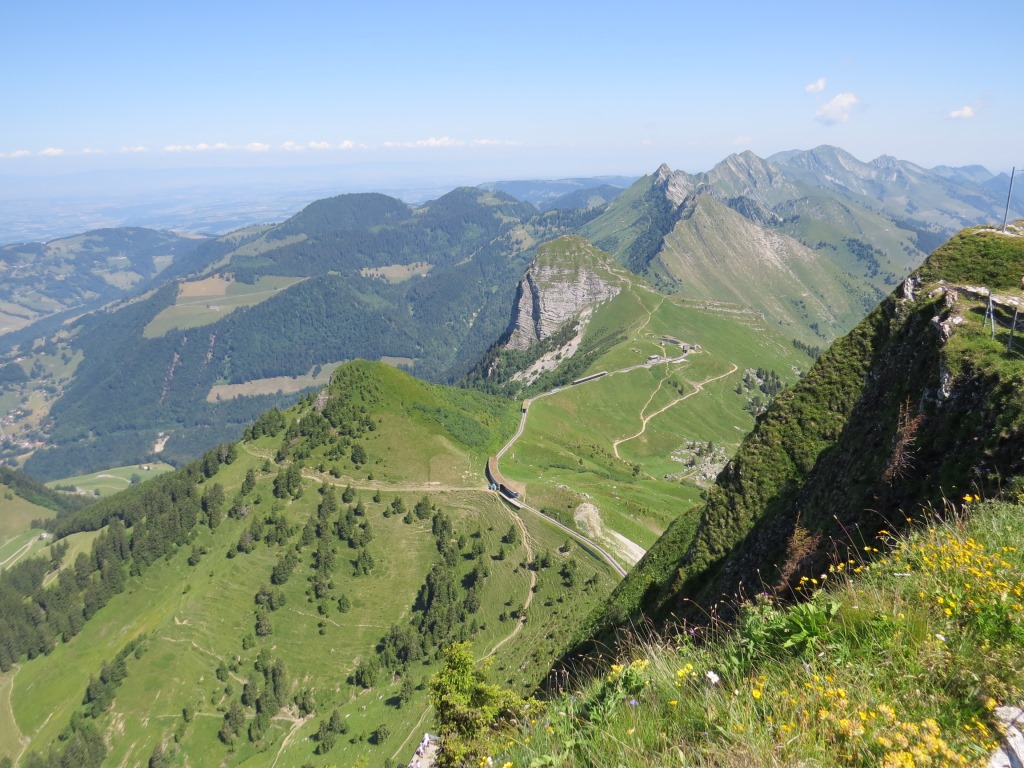 was für ein traumhafter Tiefblick zur Haltestelle Jaman, und den Dent de Jaman