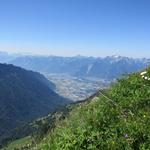 während dem Abstieg bestaunen wir den Ausblick auf die Rhoneebene. Links der Dents du Midi