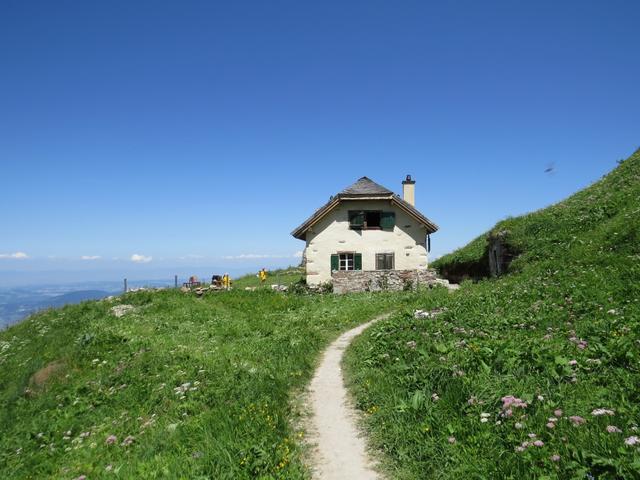 wir biegen rechts ab und erreichen nach ein paar Meter eine private Berghütte bei Sautodoz