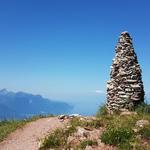 an der Berghütte vorbei, erreichen wir diesen riesigen Steinmann