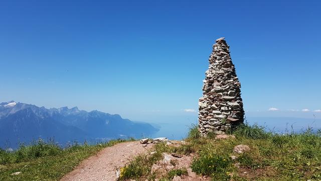 an der Berghütte vorbei, erreichen wir diesen riesigen Steinmann