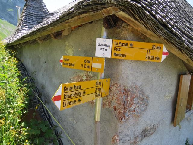 Wegweiser bei der Alphütte von Chamossale 1612 m.ü.M. Weiter geht es Richtung Caux