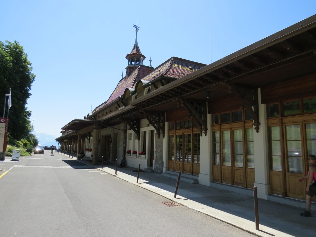 ...geht es weiter zum riesigen ehemaligen Hotel Caux Palace