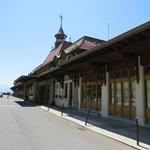 ...geht es weiter zum riesigen ehemaligen Hotel Caux Palace