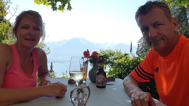 auf der traumhaften Terrasse des Hotel Victoria geniessen wir einen kühlen Weisswein der Region...