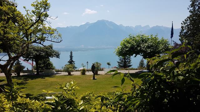 ...und die sensationelle Aussicht auf den Genfersee und die umliegenden Berge