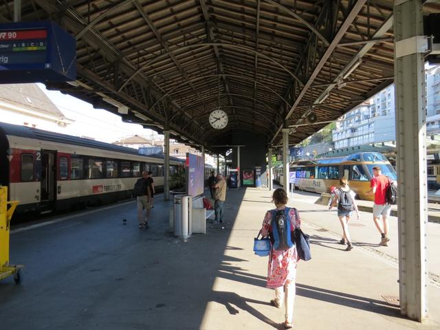 mit dem Zug sind wir von Vevey nach Montreux gefahren. Hier sind wir danach auf die Montreux–Berner Oberland-Bahn umgestiegen