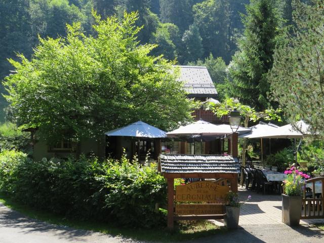 direkt bei der Kreuzung wo der Wanderweg die Strasse verlässt, steht die sehr schöne Auberge de la Cergniaulaz