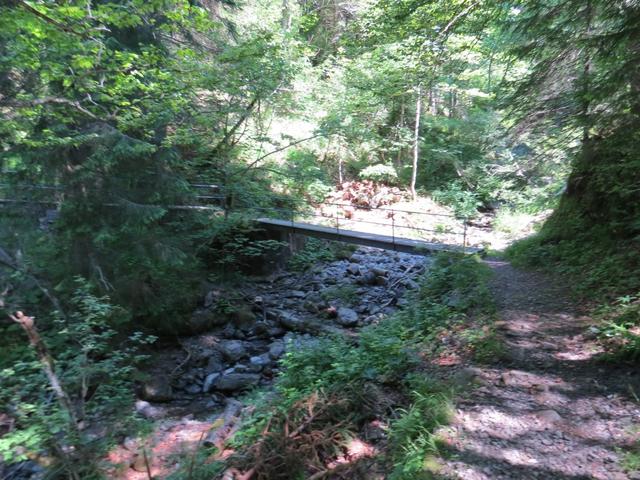 über eine Brücke überqueren wir den Bach L'Avessan, und steigen auf der anderen Seite hinauf nach Sauteret