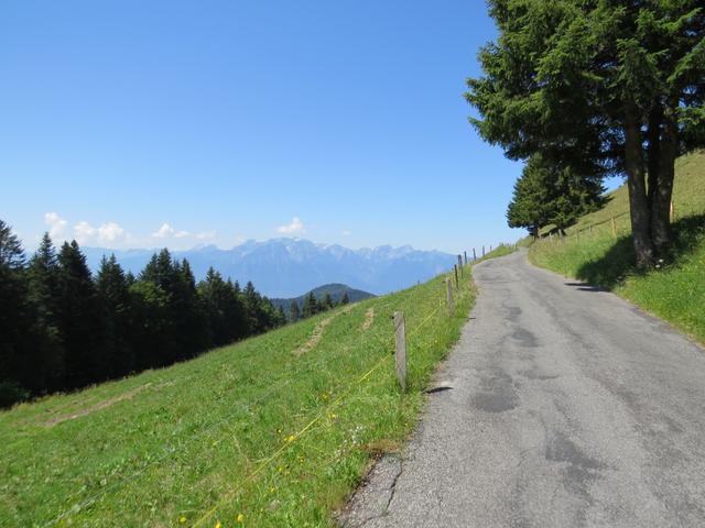 nach Punkt 1253 m.ü.M., durchqueren wir das kleine Dorf Les Prés-de-Billens...