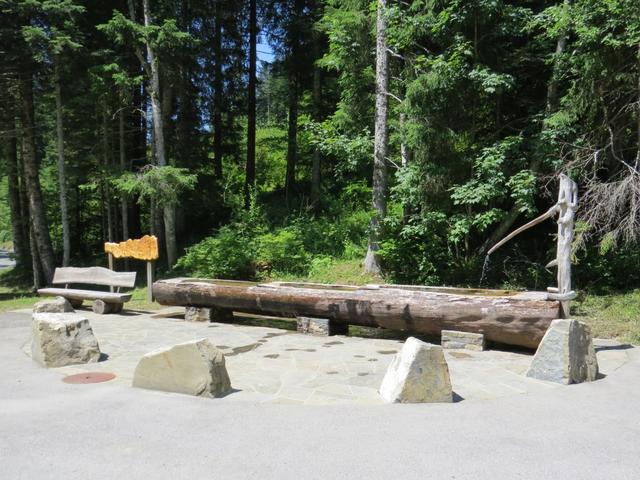 beim grossen Brunnen, ein kurzes Stück nach rechts,...